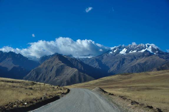 A bela paisagem no caminho para as Salinas de Maras, no Valle Sagrado, perto de Cusco, no Peru